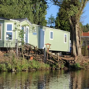marshlands-lakeside-nature-retreat.yorkshirehotels.net/
